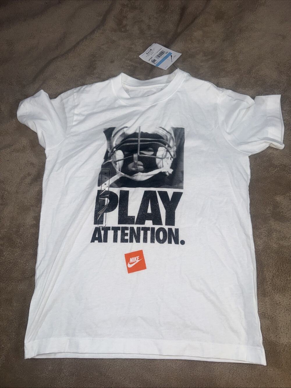 NIKE KIDS PLAY ATTENTION GRAPHIC T-SHIRT WHITE SIZE MEDIUM‎ NWT $25